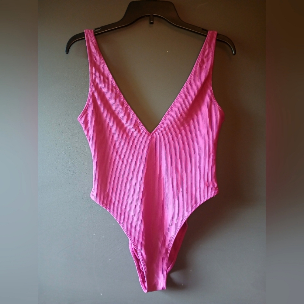 WOMEN'S PINK ONE PIECE SIZE AND BRAND UNKNOWN MOST LIKELY A LARGE💗 - Picture 1 of 2